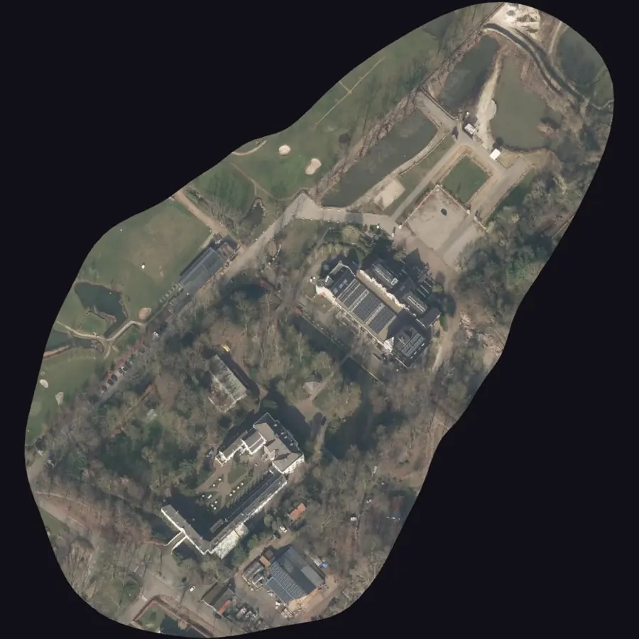 Luchtfoto van het landgoed van Bosburcht met de kastelen, vijvers en het golfterrein.